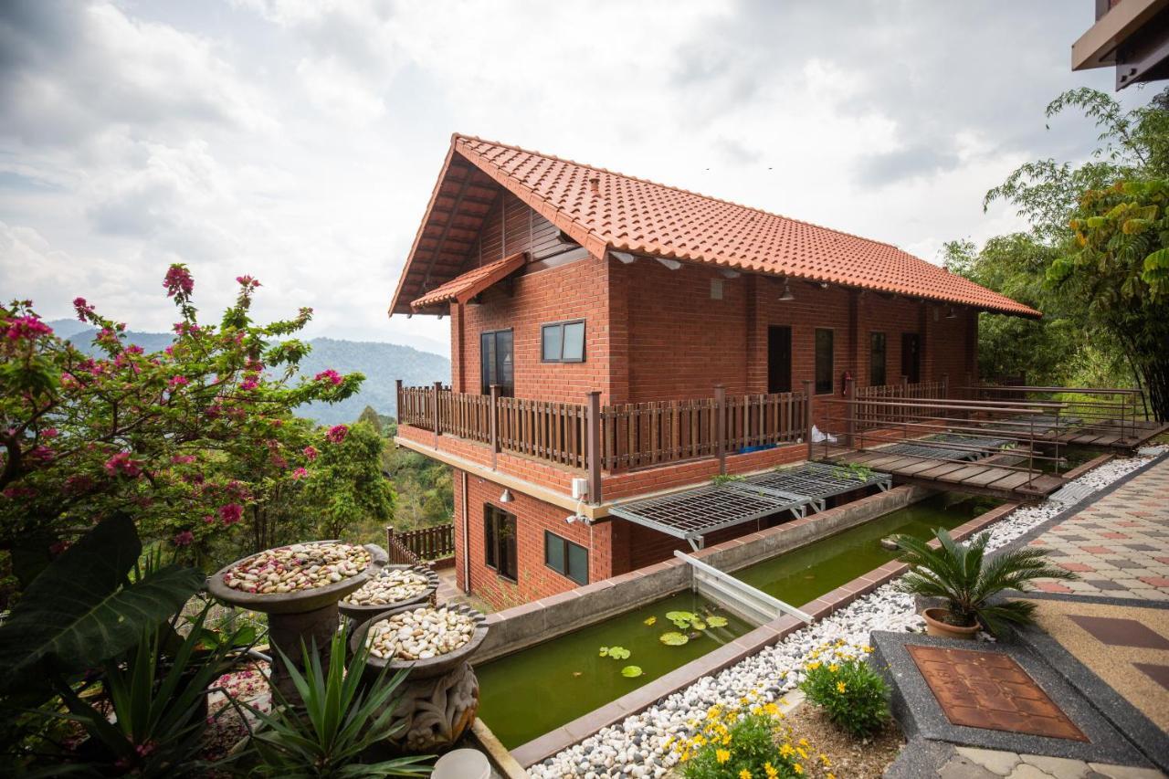 Red House The Garden Stay In Bukit Tinggi By Play Bentong Exterior foto